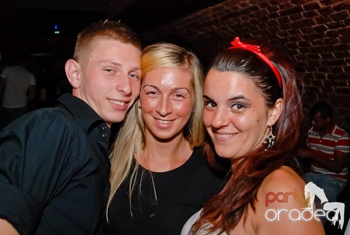 O petrecere incendiară în Club Escape, 