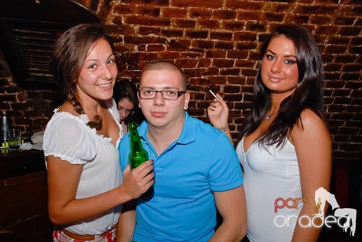 O petrecere incendiară în Club Escape, 