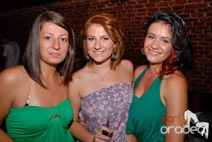 O petrecere incendiară în Club Escape, 