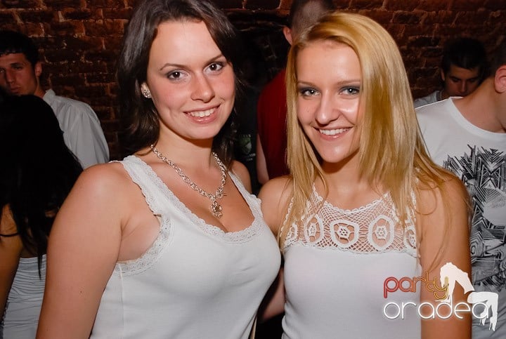 O petrecere incendiară în Club Escape, 