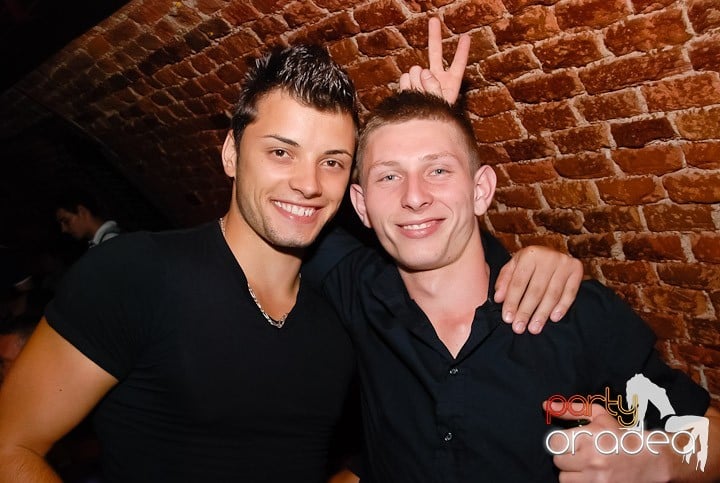 O petrecere incendiară în Club Escape, 