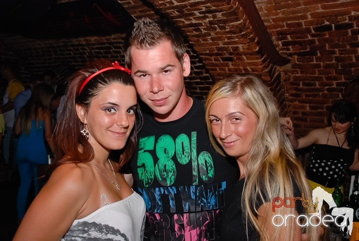 O petrecere incendiară în Club Escape, 