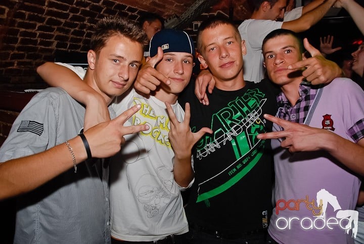 O petrecere incendiară în Club Escape, 