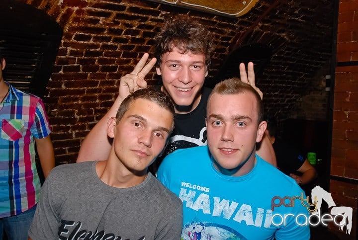 O petrecere incendiară în Club Escape, 