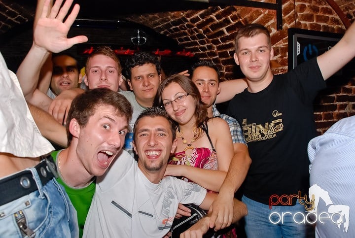 O petrecere incendiară în Club Escape, 