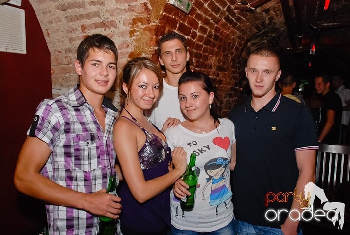 O petrecere incendiară în Club Escape, 