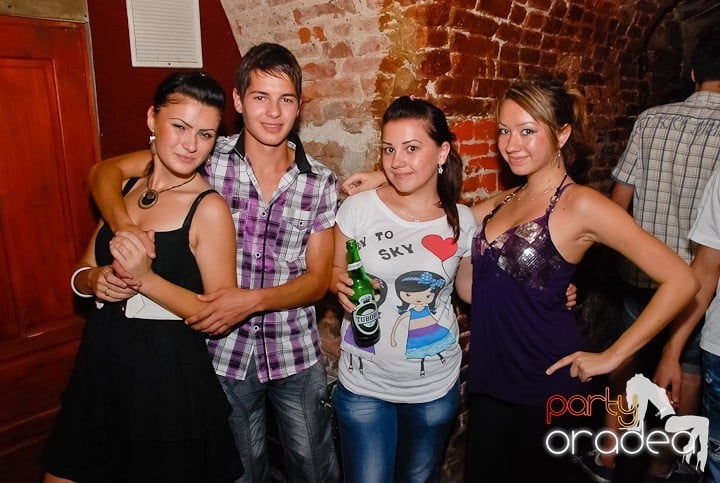 O petrecere incendiară în Club Escape, 