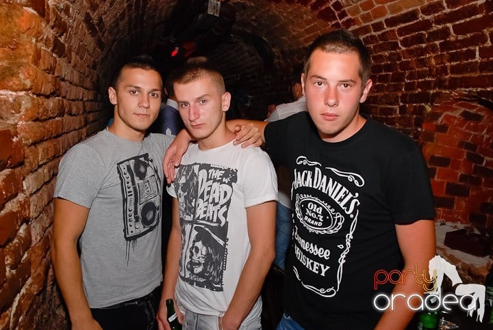 O petrecere incendiară în Club Escape, 