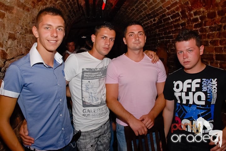 O petrecere incendiară în Club Escape, 