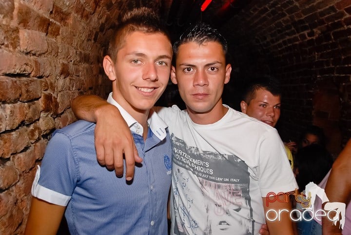 O petrecere incendiară în Club Escape, 