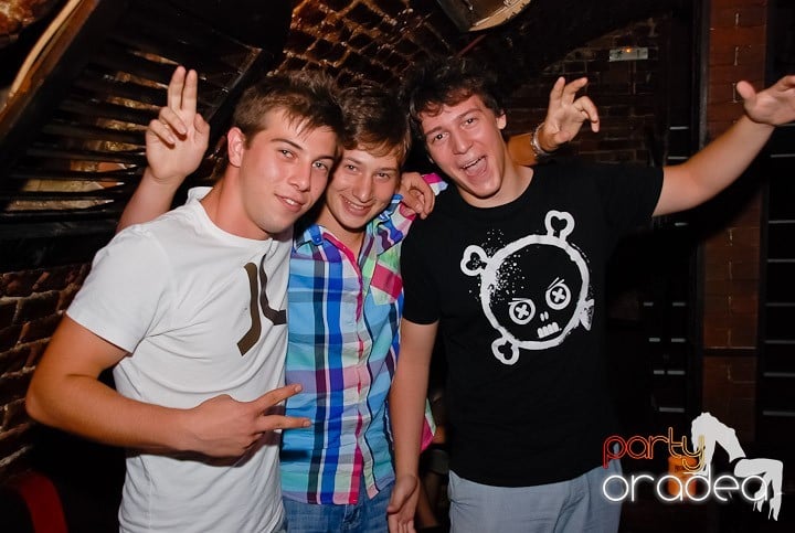 O petrecere incendiară în Club Escape, 