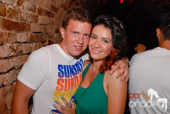 O petrecere incendiară în Club Escape, 