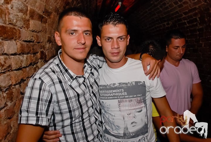 O petrecere incendiară în Club Escape, 