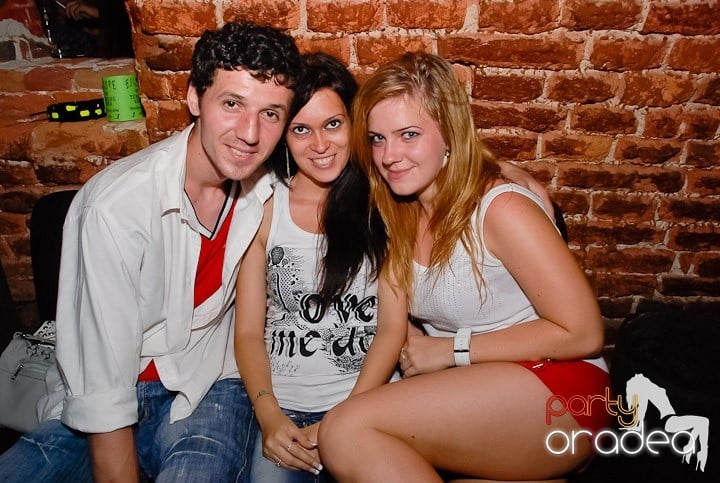 O petrecere incendiară în Club Escape, 