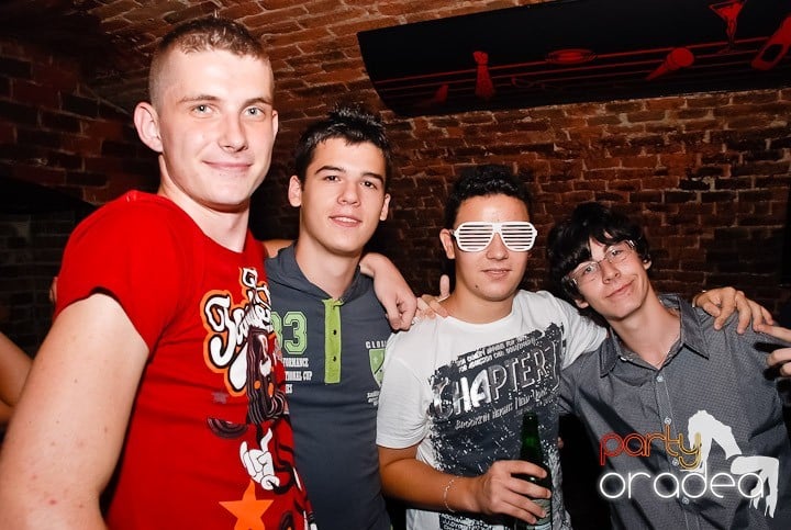 O petrecere incendiară în Club Escape, 