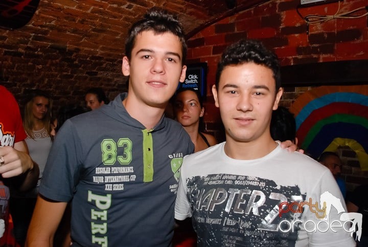 O petrecere incendiară în Club Escape, 