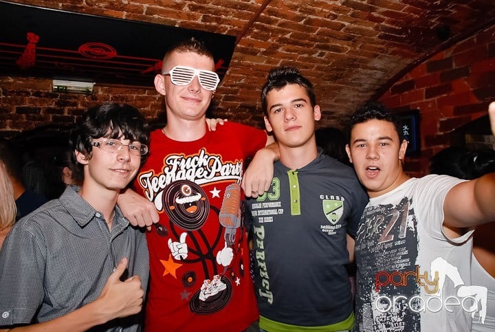 O petrecere incendiară în Club Escape, 