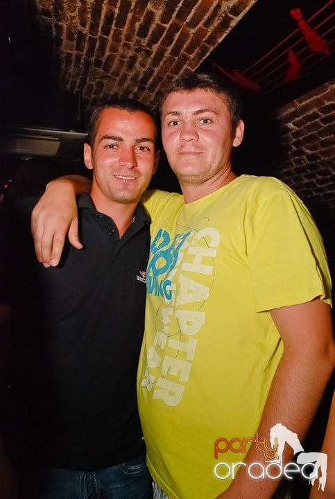 O petrecere incendiară în Club Escape, 