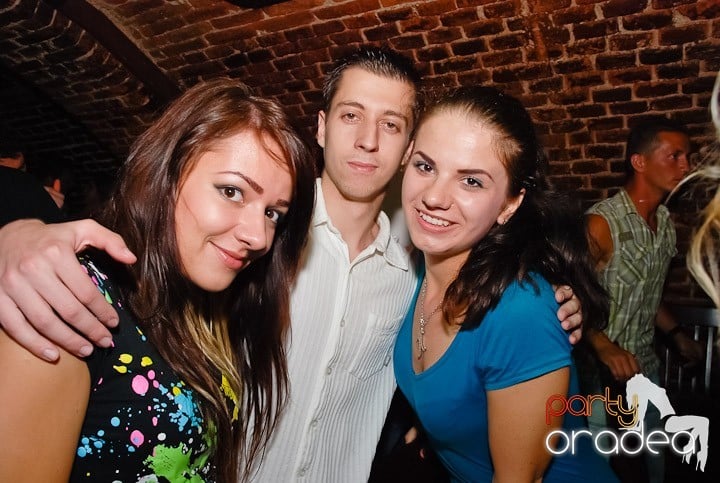 O petrecere incendiară în Club Escape, 