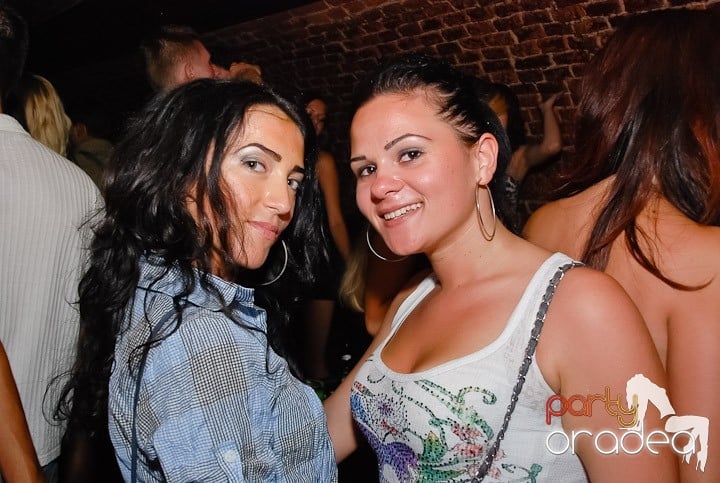 O petrecere incendiară în Club Escape, 