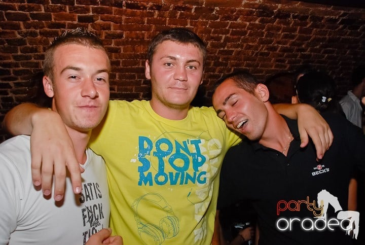 O petrecere incendiară în Club Escape, 