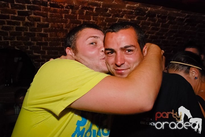 O petrecere incendiară în Club Escape, 