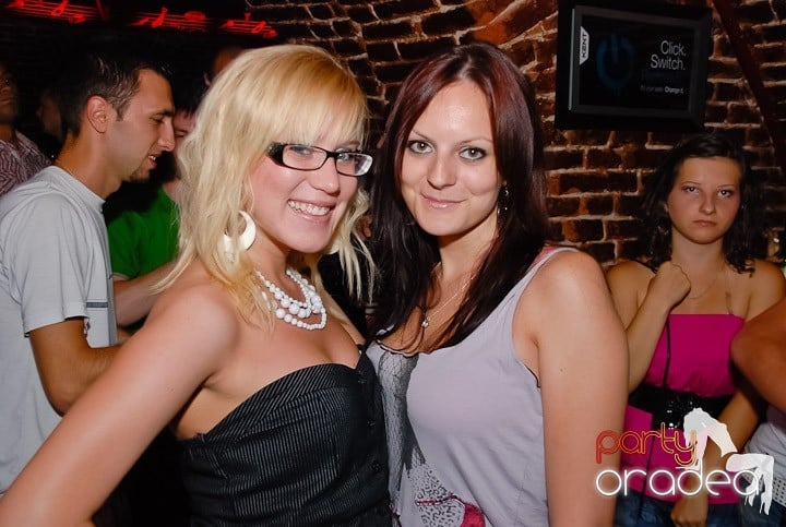 O petrecere incendiară în Club Escape, 