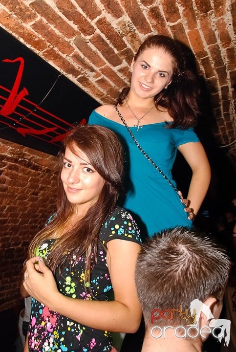 O petrecere incendiară în Club Escape, 