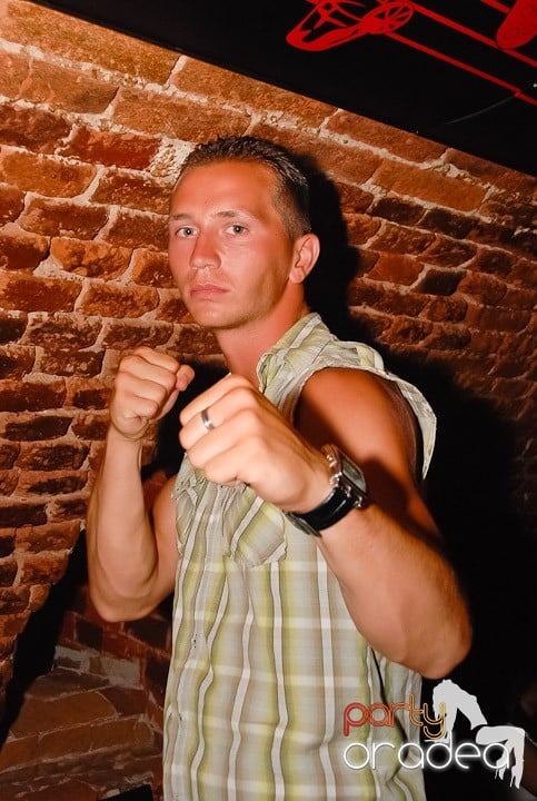 O petrecere incendiară în Club Escape, 