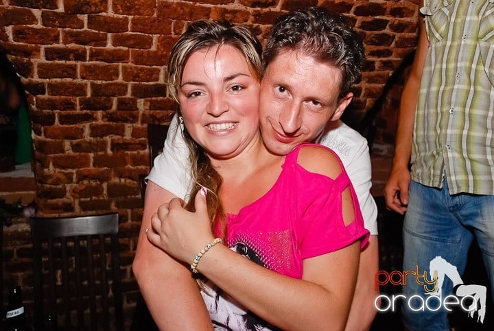 O petrecere incendiară în Club Escape, 