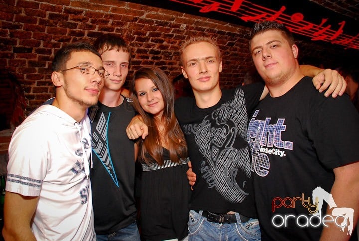 O zi obişnuită în Escape - party la maxim!, 