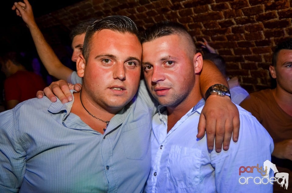 Party all night long în Club Escape, 