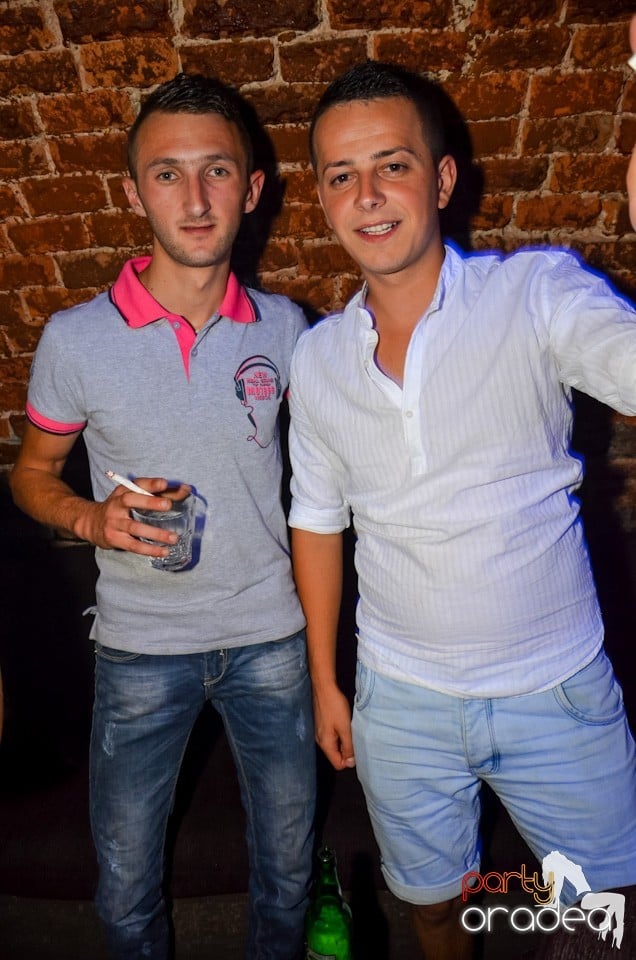 Party all night long în Club Escape, 