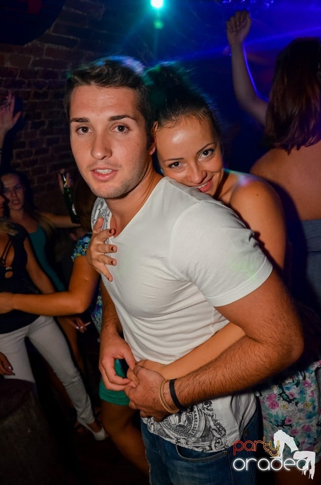 Party all night long în Club Escape, 