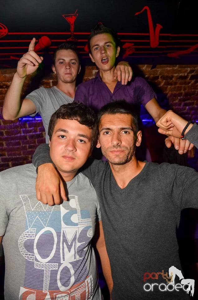 Party all night long în Club Escape, 