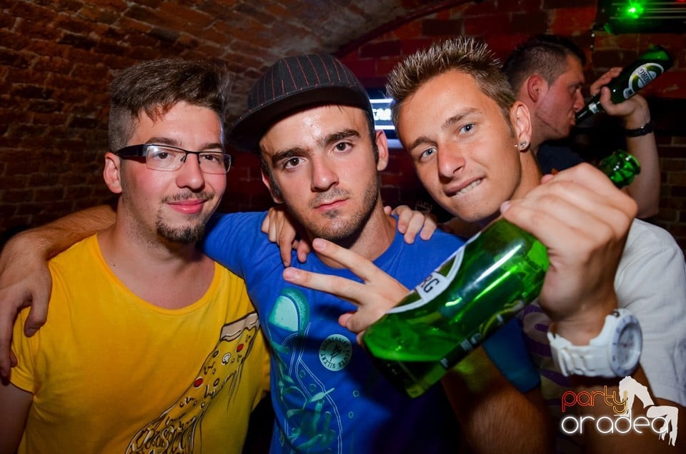 Party all night long în Club Escape, 