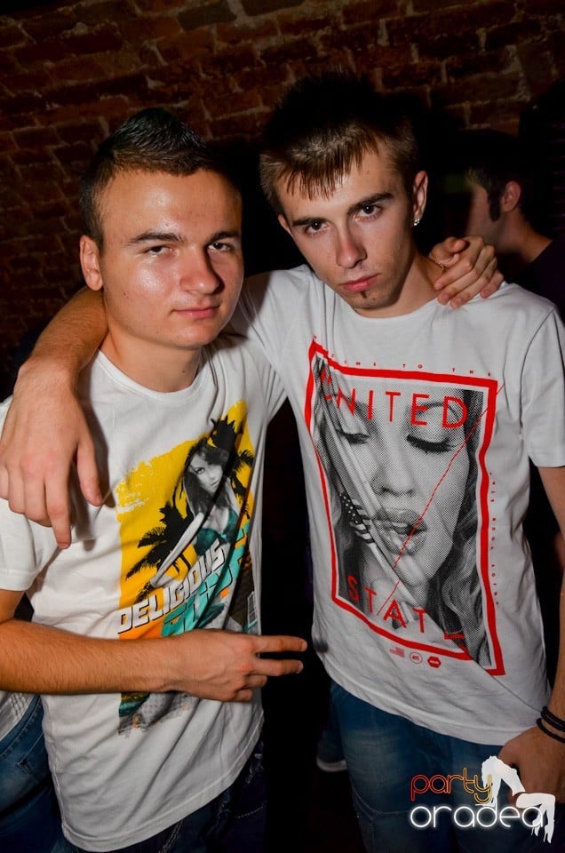 Party all night long în Club Escape, 