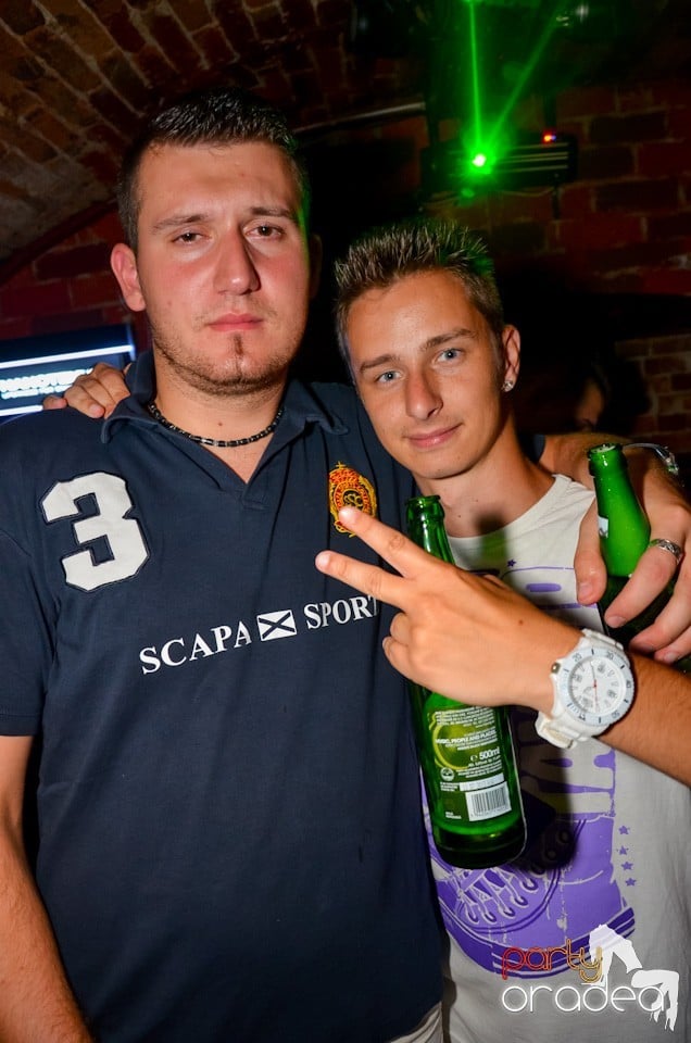 Party all night long în Club Escape, 