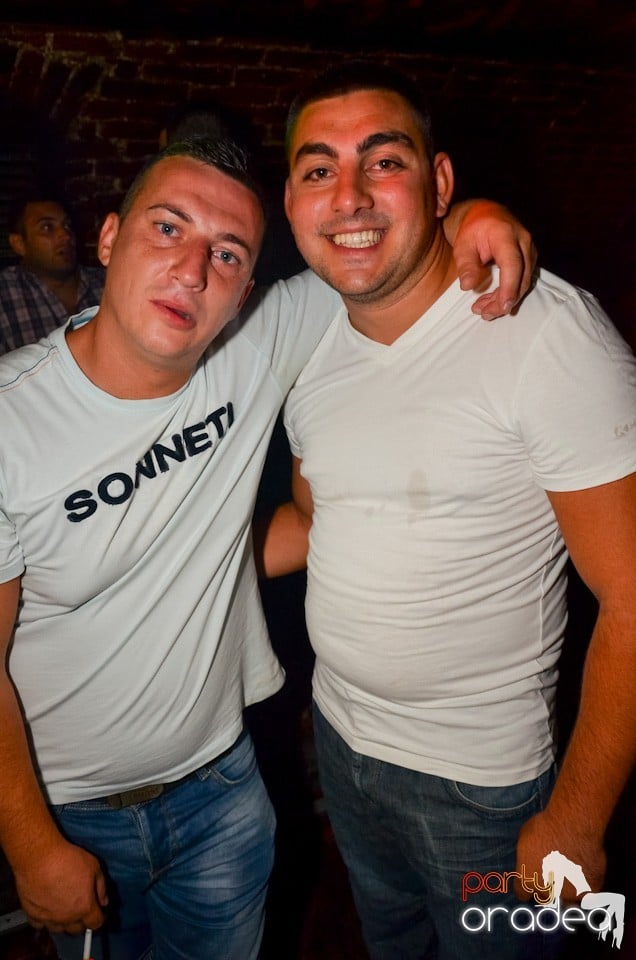 Party all night long în Club Escape, 