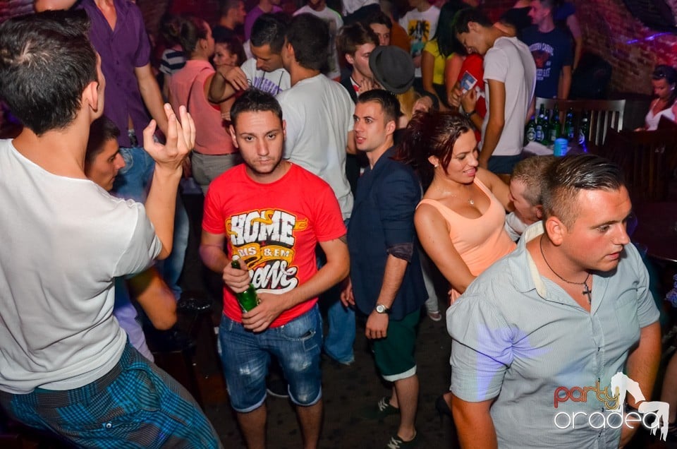 Party all night long în Club Escape, 