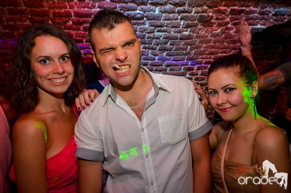 Party all night long în Club Escape, 