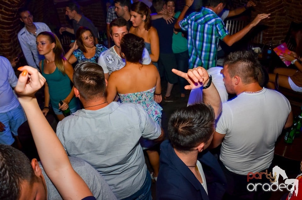 Party all night long în Club Escape, 