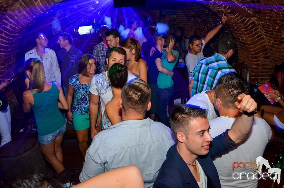 Party all night long în Club Escape, 