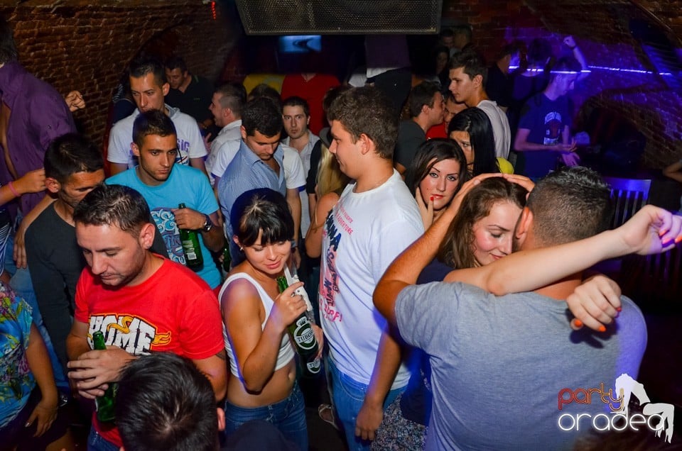 Party all night long în Club Escape, 