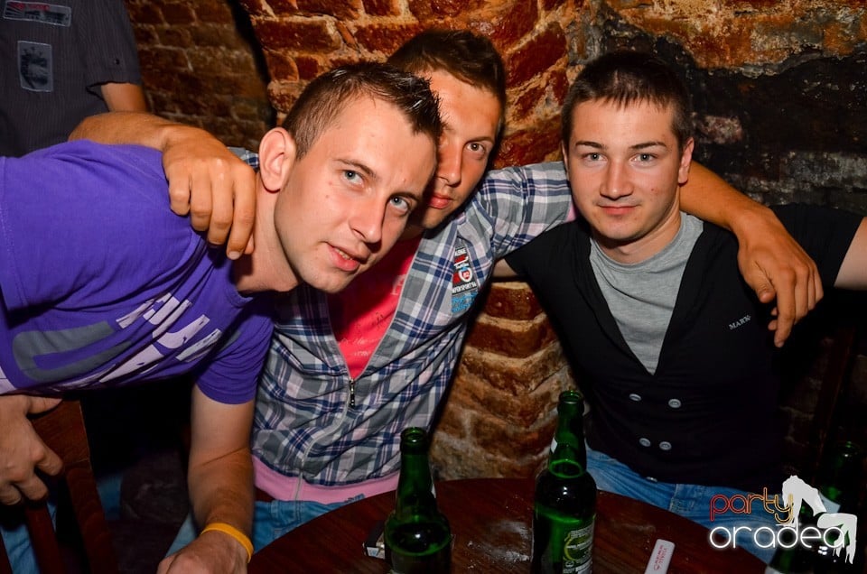 Party all night long în Club Escape, 