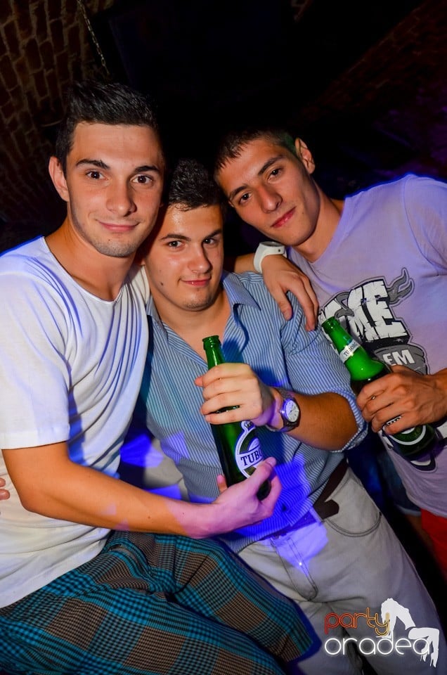 Party all night long în Club Escape, 