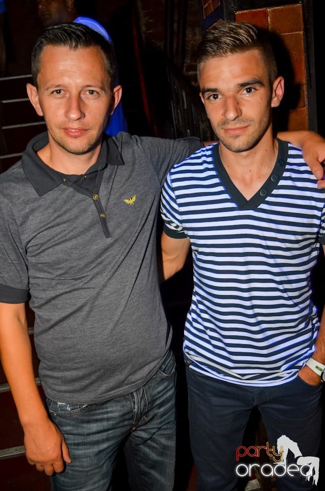 Party all night long în Club Escape, 