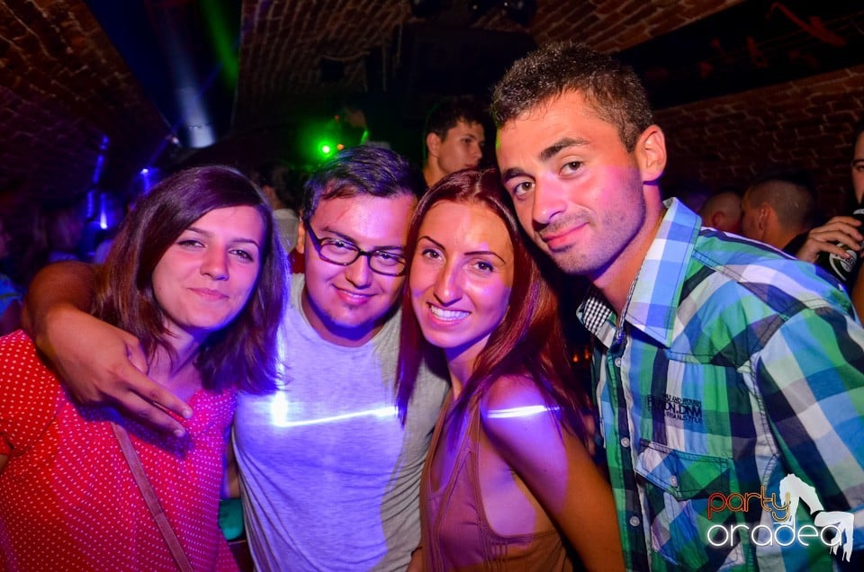 Party all night long în Club Escape, 