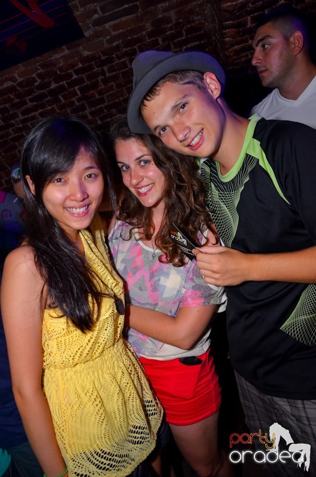 Party all night long în Club Escape, 