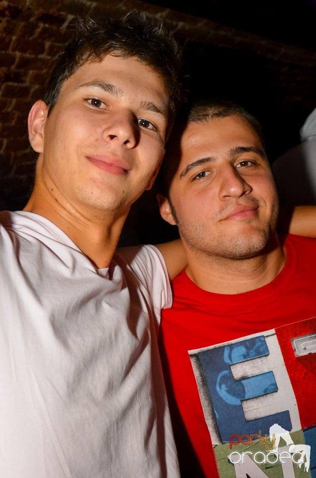 Party all night long în Club Escape, 